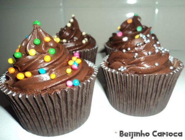 Cupcakes simples de ganache ao leite